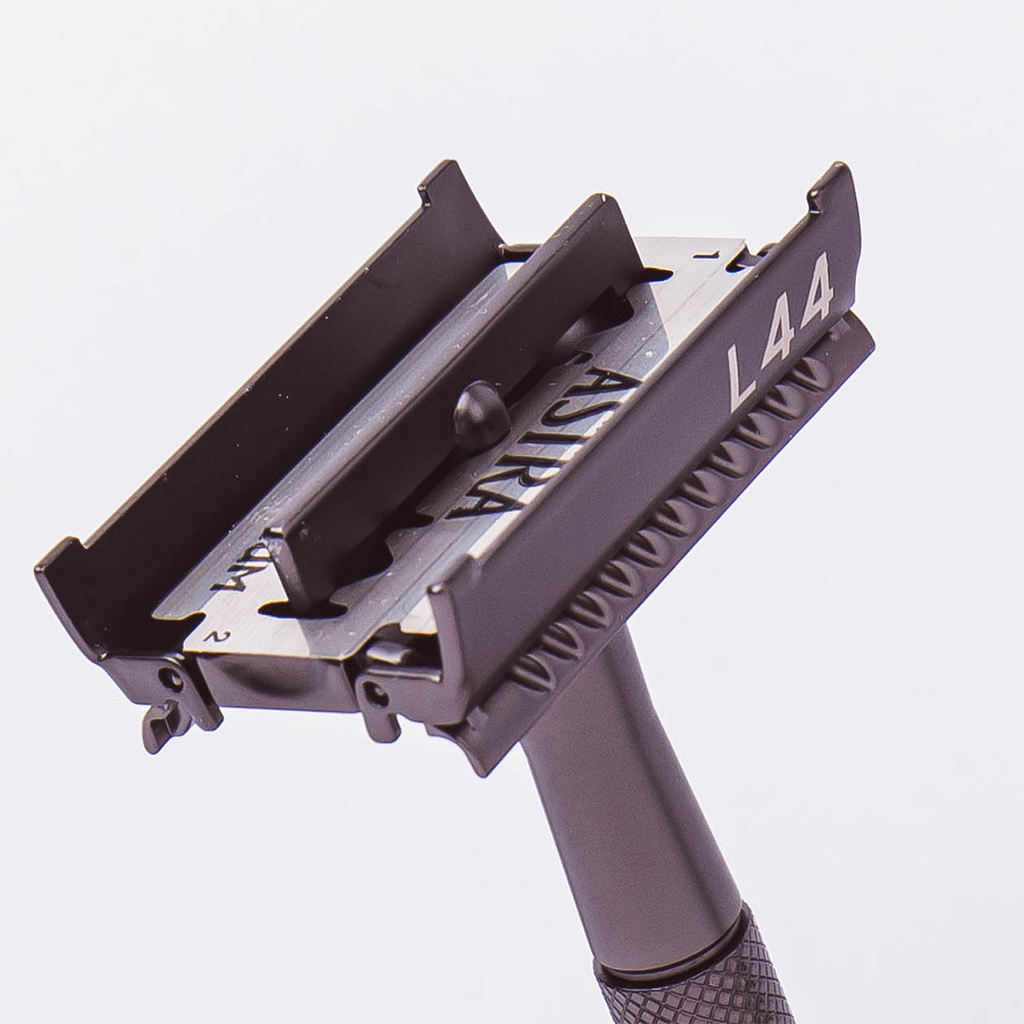 black safety razor butterfly open with double edge blade